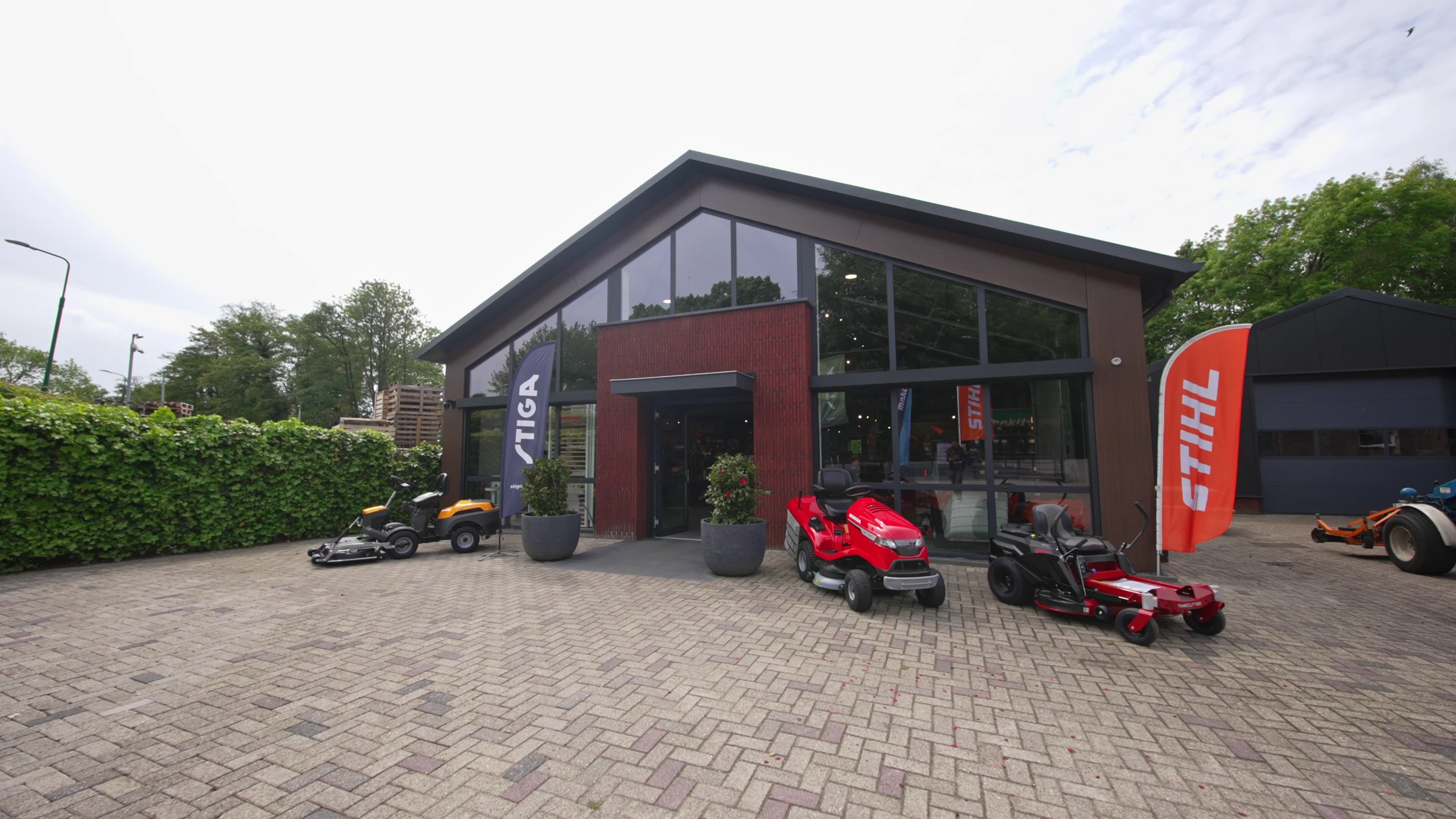 Voorgevel showroom Hado Tuinmachines