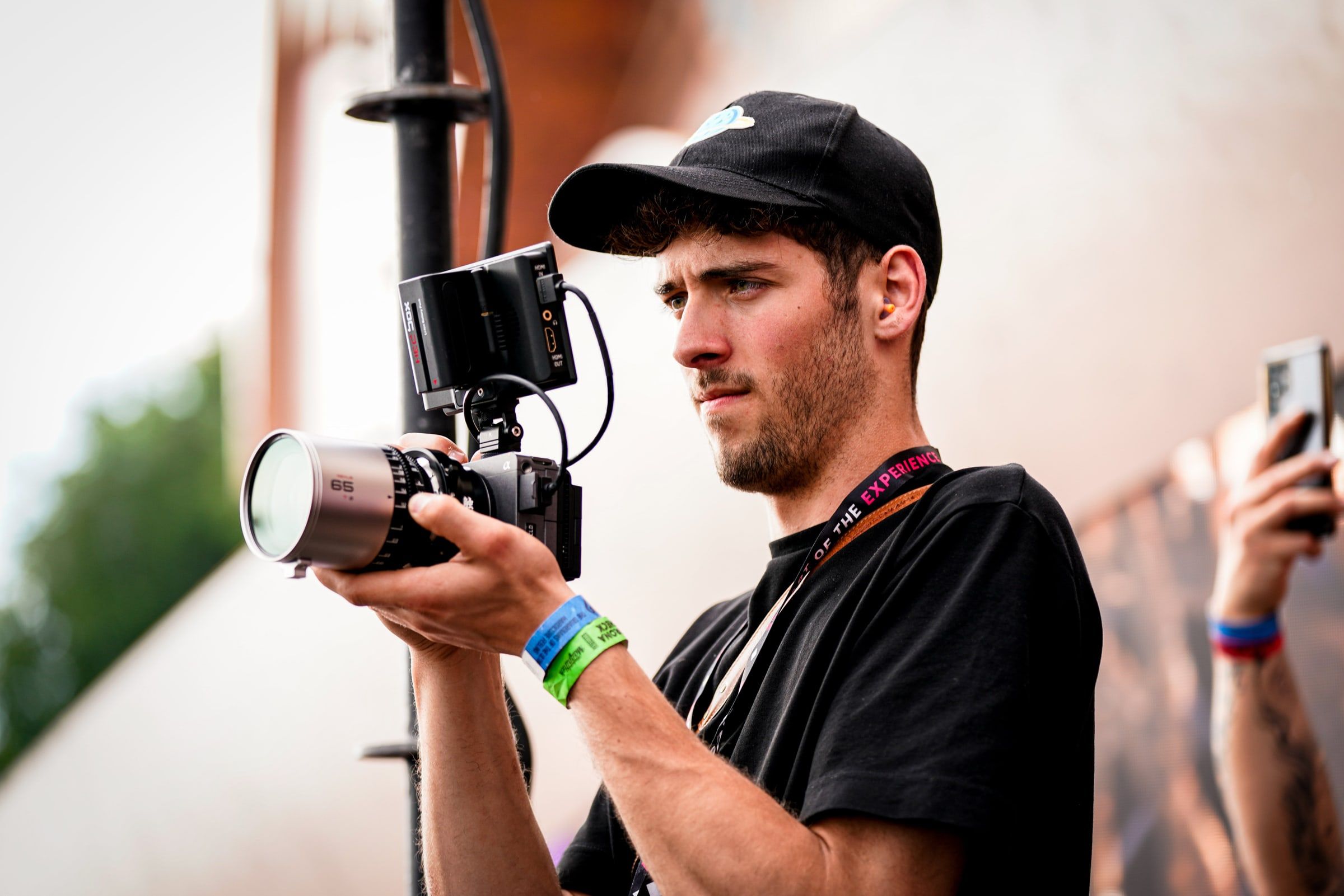 Jeffrey Hoevenberg filmt met een cinemacamera op een festival